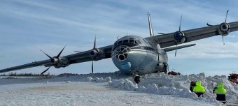 Грузовой самолет АН-12 после аварийной посадки