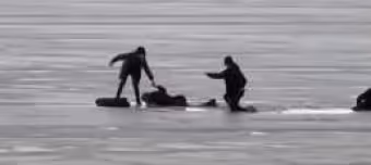 Люди проваливаются под лед