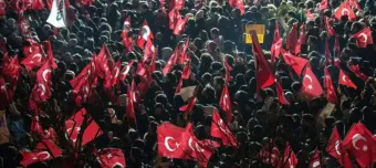 Тысячи протестующих людей у мэрии Стамбула  