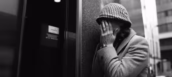 Женщина прикрывает свое лицо