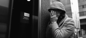 Женщина прикрывает свое лицо