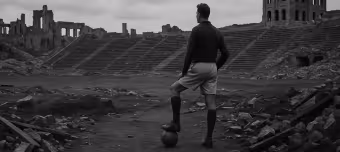 Футболист на разрушенном стадионе