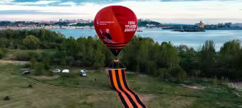 Воздушный шар поднимает Георгиевскую ленту