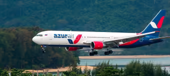 Самолёт авиакомпании AZUR air 