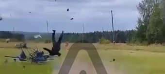 Самодельный вертолёт разлетелся на кусочки.