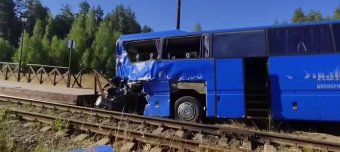 Пассажирский автобус после столкновения с грузовым поездом