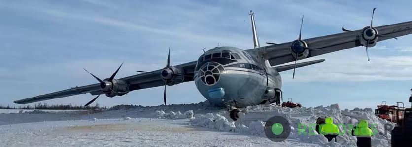 Грузовой самолет АН-12 после аварийной посадки