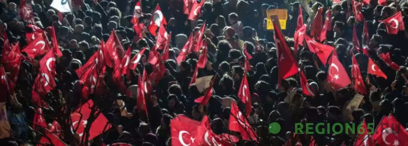 Тысячи протестующих людей у мэрии Стамбула  