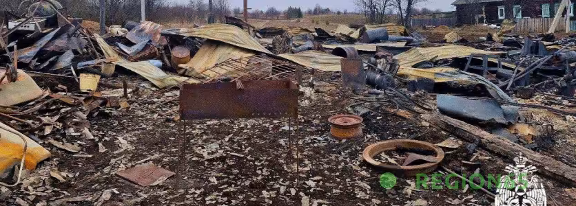 Мангал у сгоревшего дома