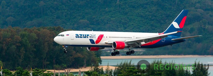 Самолёт авиакомпании AZUR air
