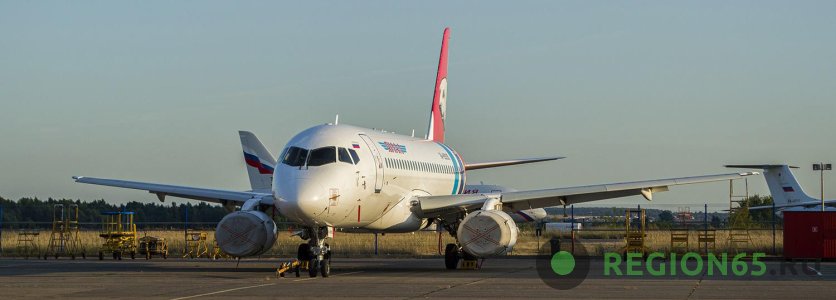 Лайнер Superjet 100 авиакомпании «Ямал» Борт RA-89090