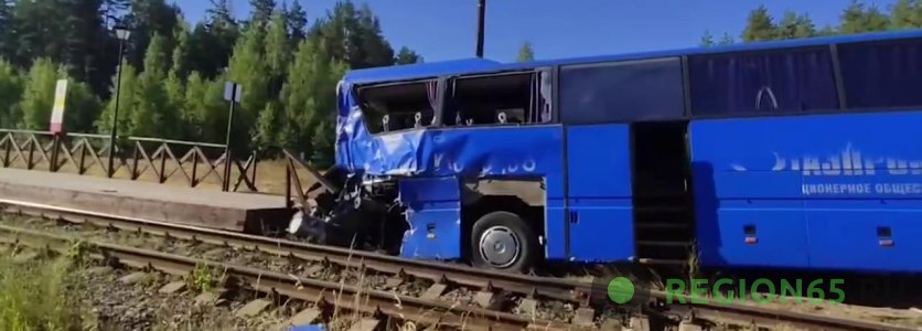 Пассажирский автобус после столкновения с грузовым поездом